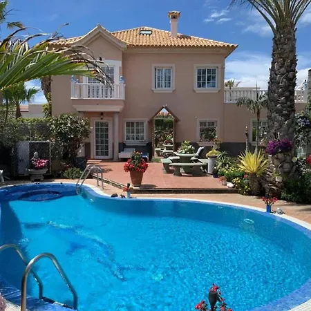 With Shared Heated Pool In 아파트 엘메다노
